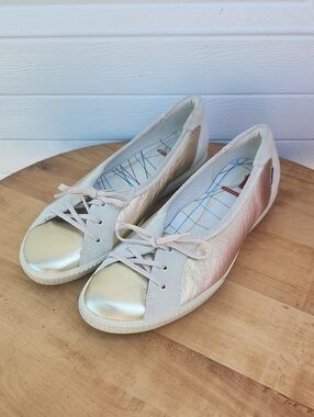 Ecco Women's Metallic Gold Casual Lace-Up Flats